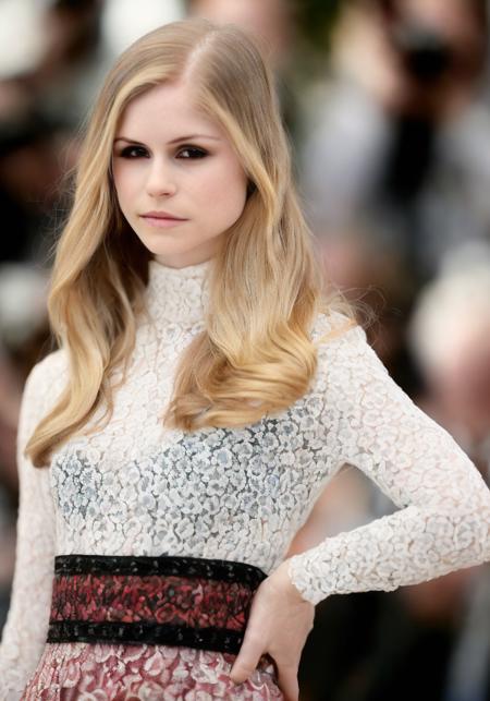 05999-1858197661-erin moriarty   (sharp focus_1.2), photo, attractive young woman, (beautiful face_1.1), detailed eyes, luscious lips, (eye makeu.png